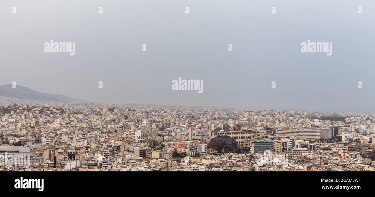 Panorama du centre-ville d'Athènes rues surpeuplées avec des bâtiments blancs architecture par temps brumeux. Vue sur le toit depuis la colline de Filopappou, près de l'Acropole Banque D'Images