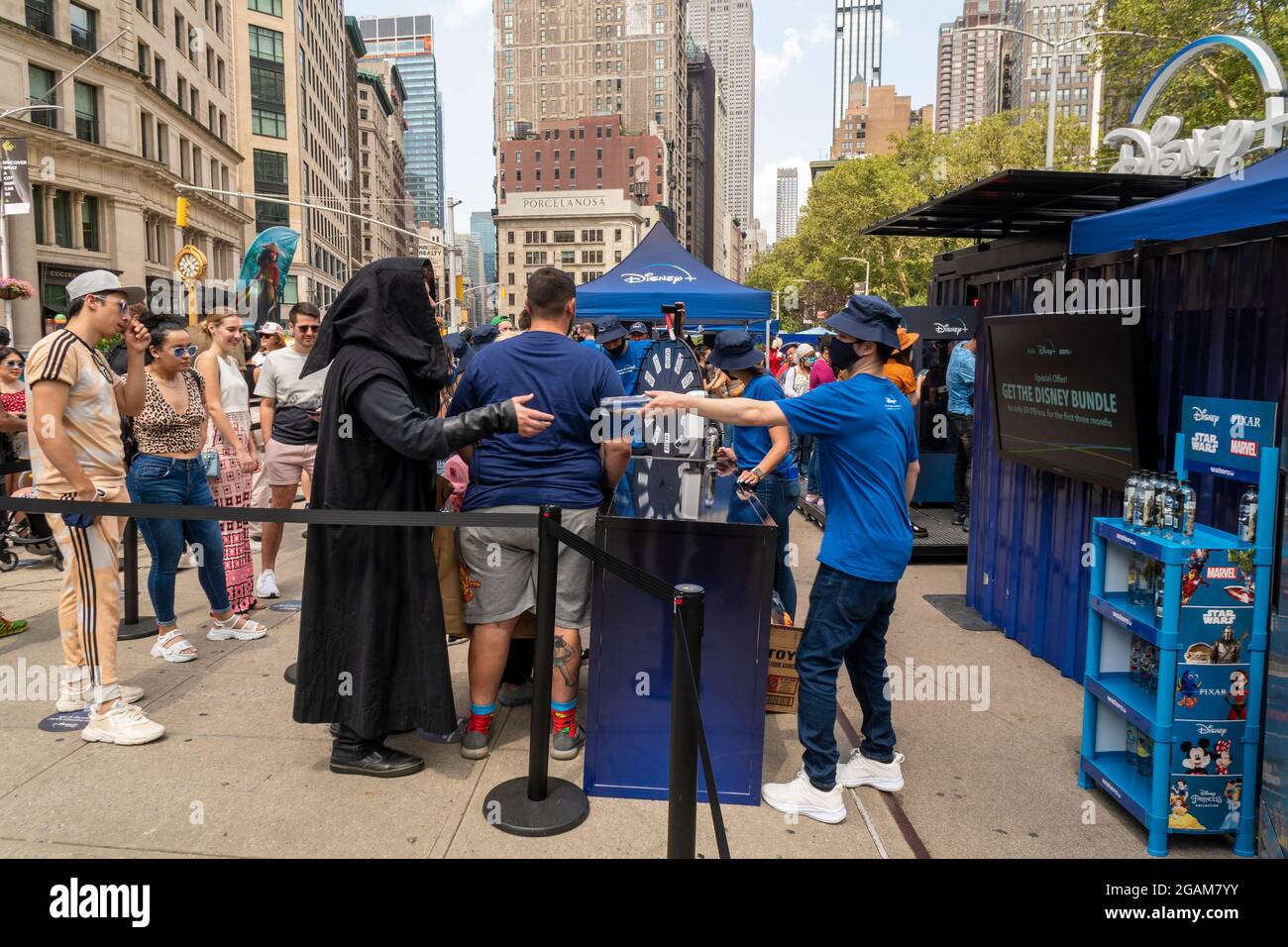 Des hordes de gens attendent en file d'attente pour avoir la chance de gagner des produits de la marque Disney+ lors d'une activation de la marque Disney+ à Flatiron Plaza à New York le samedi 24 juillet 2021. (© Richard B. Levine) Banque D'Images