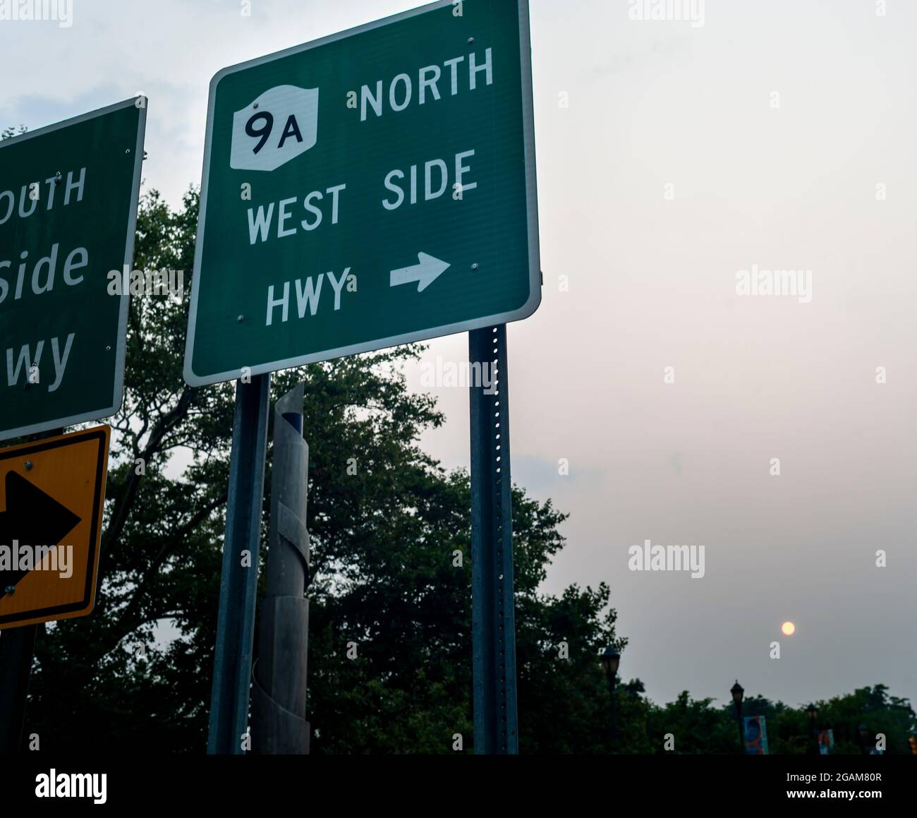 Un soleil rouge au coucher du soleil est vu à Chelsea, à New York, le mardi 20 juillet 2021. La fumée des feux de forêt au Canada et dans l'ouest des États-Unis se déforme et cause la brume et une qualité de l'air plus faible (© Richard B. Levine) Banque D'Images