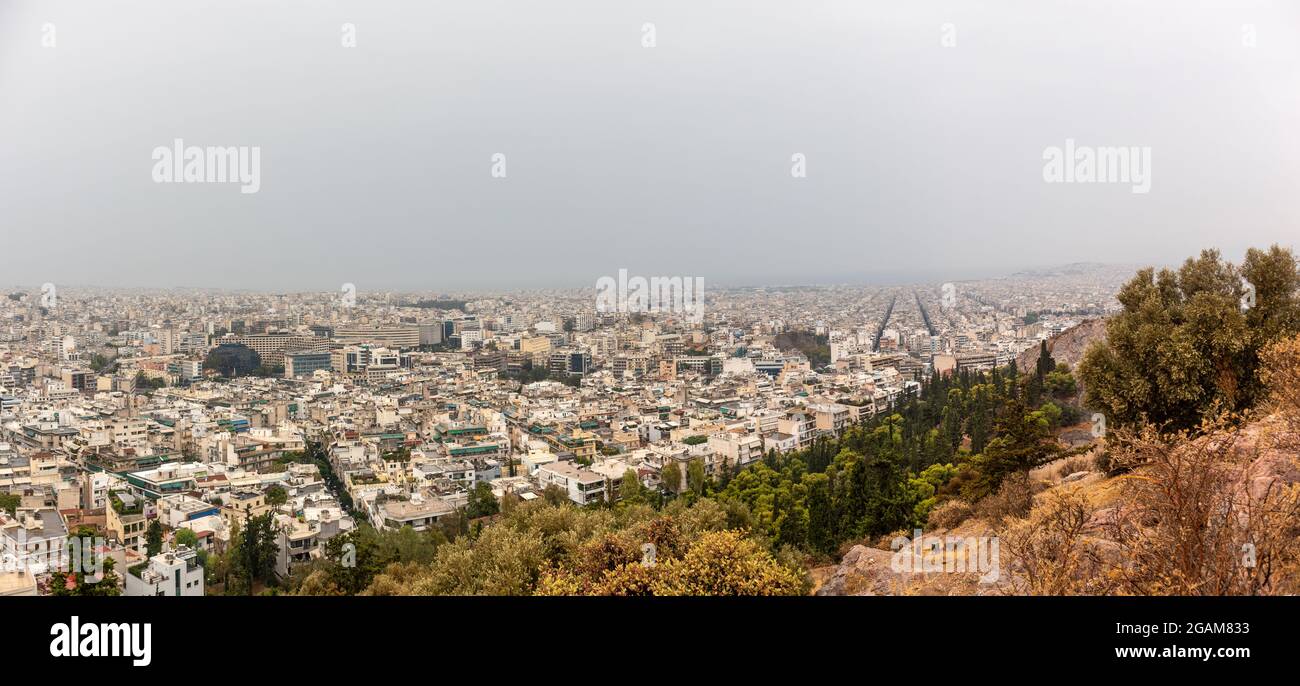 Les rues du centre-ville d'Athènes sont dotées de bâtiments blancs par temps brumeux. Vue panoramique sur le toit depuis la colline de Filopappou, près de l'Acropole, Grèce Banque D'Images