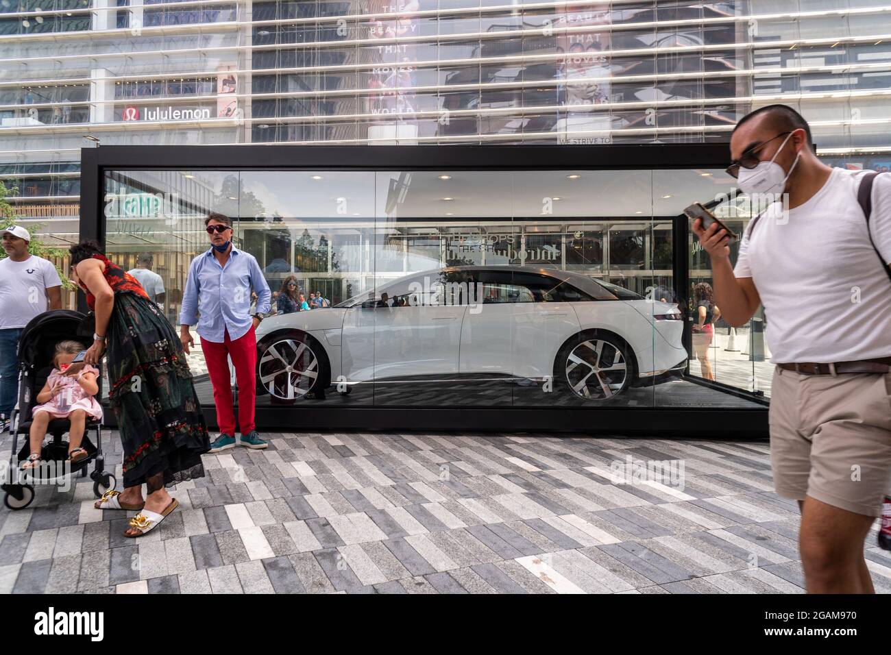 Un air lucide exposé dans sa propre vitrine dans les cours d'Hudson à New York le lundi 26 juillet 2021. Les moteurs lucid ont commencé à négocier sur la bourse NASDAQ par une fusion de SPAC. (© Richard B. Levine) Banque D'Images