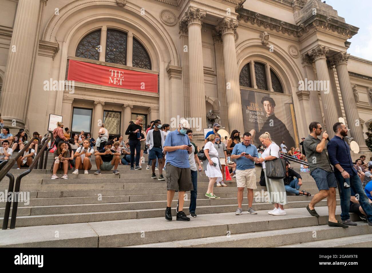 Le Metropolitan Museum of Art de New York dégorge des centaines de visiteurs à l'heure de fermeture le dimanche 25 juillet 2021. (© Richard B. Levine) Banque D'Images