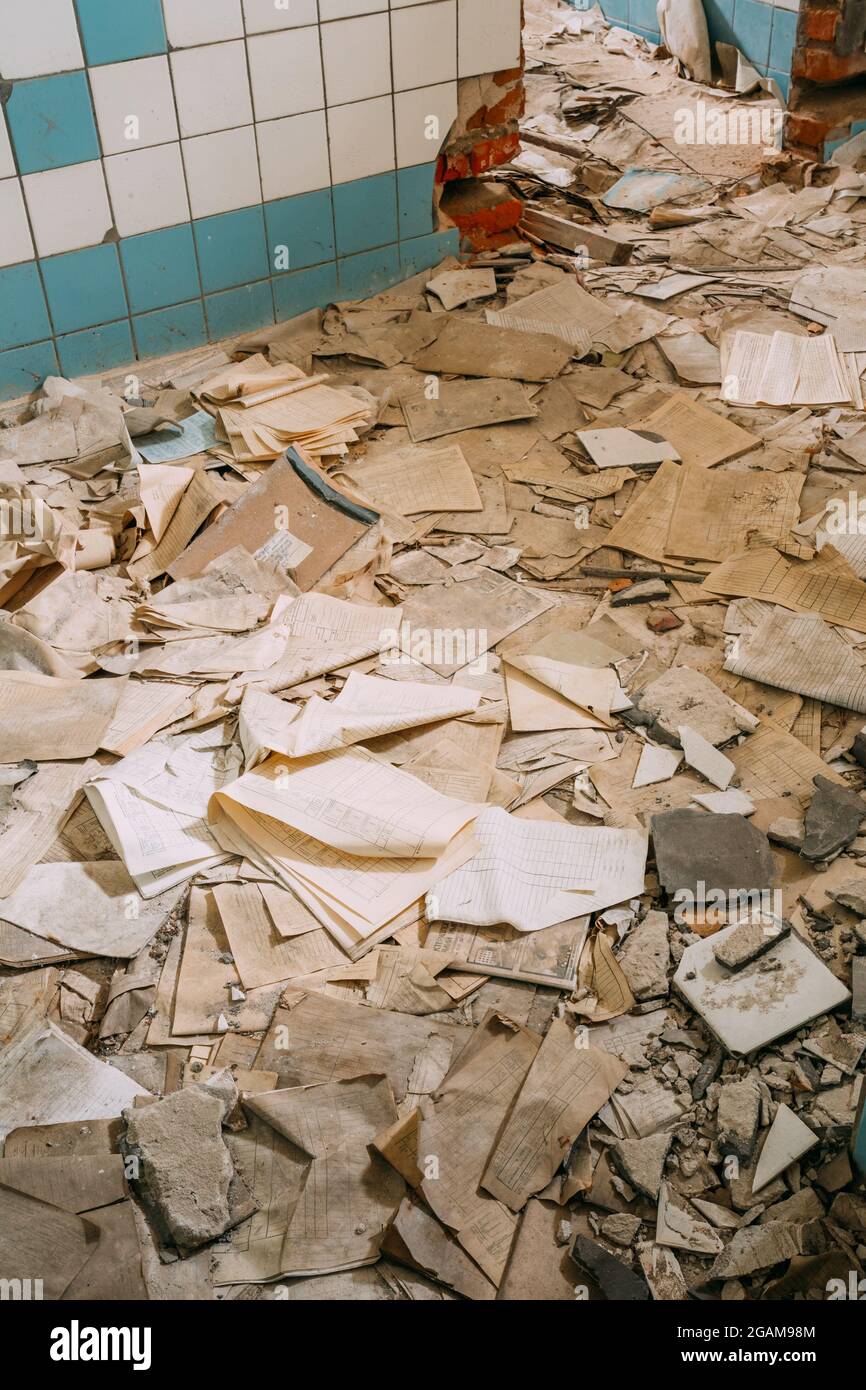 Maison abandonnée en ruine dans la zone de réinstallation de Tchernobyl. Catastrophes de Tchernobyl Banque D'Images