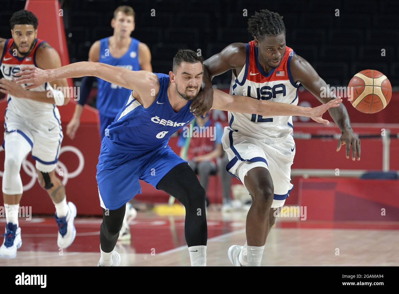 Tokyo, Japon. 31 juillet 2021. Jrue Holiday (R) des États-Unis combat Tomas Satoransky de Tchécoslovaquie pour le ballon lâche lors d'un match de basketball masculin aux Jeux Olympiques de Tokyo en 2020, le samedi 31 juillet 2021, à Tokyo, Japon. USA Won, 119-84. Photo de Mike Theiler/UPI crédit: UPI/Alay Live News Banque D'Images