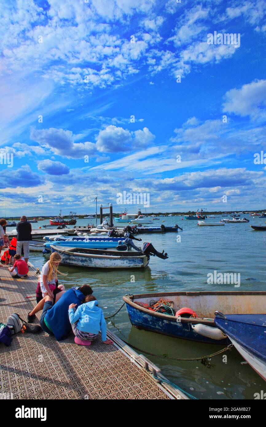 Image verticale des enfants pêche joyeusement au crabe d'une jetée au bord de la mer Banque D'Images