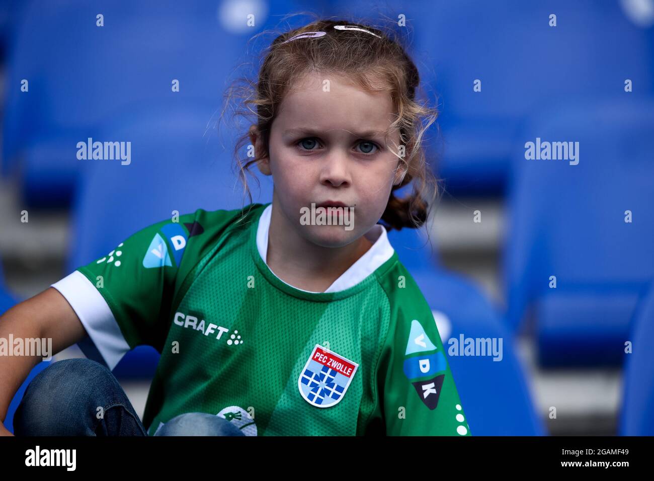 ZWOLLE, PAYS-BAS - JUILLET 31 : jeune fan de PEC Zwolle lors du match d'avant-saison entre PEC Zwolle et SC Heerenveen au MAC3PARK Stadion le 31 juillet 2021 à Zwolle, pays-Bas (photo de Pieter van der Woude/Orange Pictures) Banque D'Images