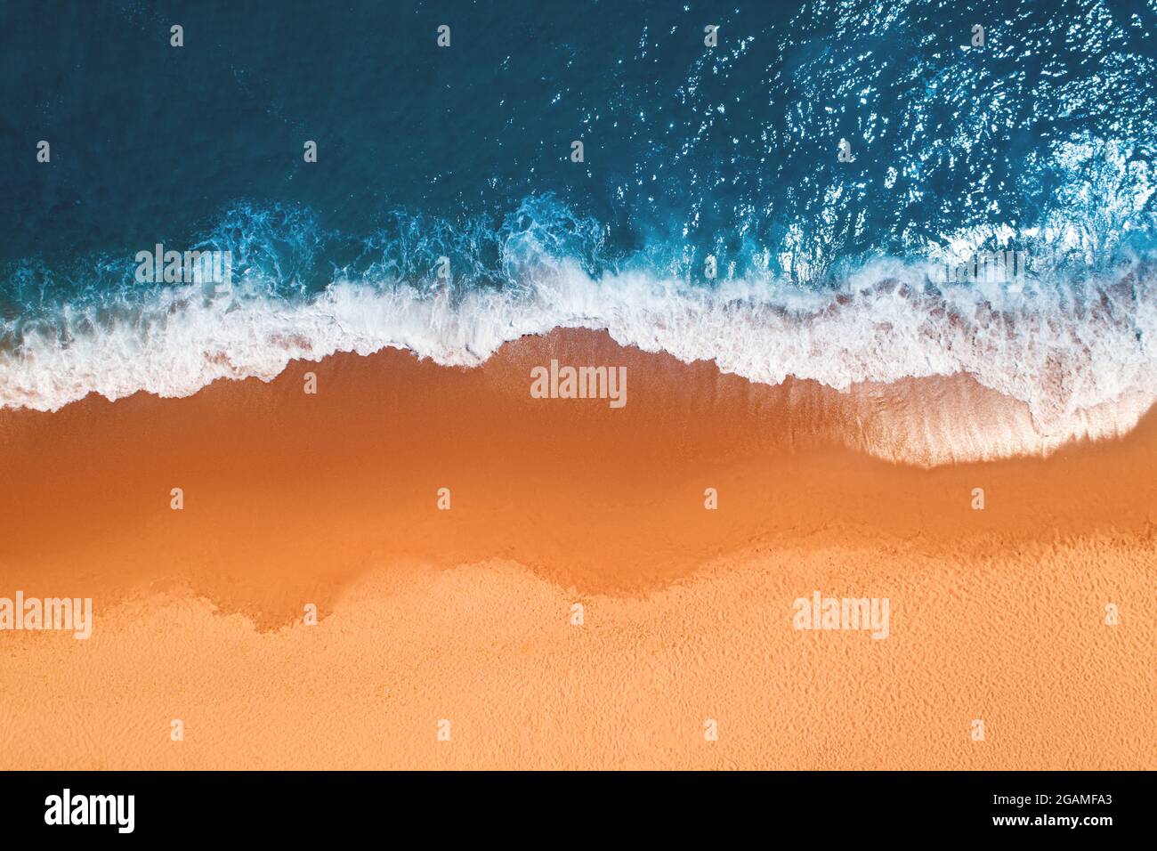 Vue de dessus de l'antenne de drone de plage de sable fin avec une mer turquoise des vagues avec copie espace pour le texte. Banque D'Images