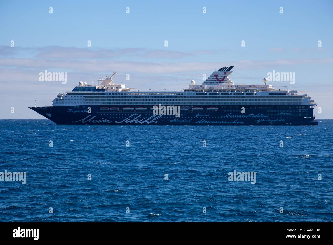 Bateau de croisière Mein Schiff Herz exploité par TUI Cruises amarré en face de Playa de las Teresitas, Santa Cruz de Tenerife, îles Canaries, Espagne Banque D'Images