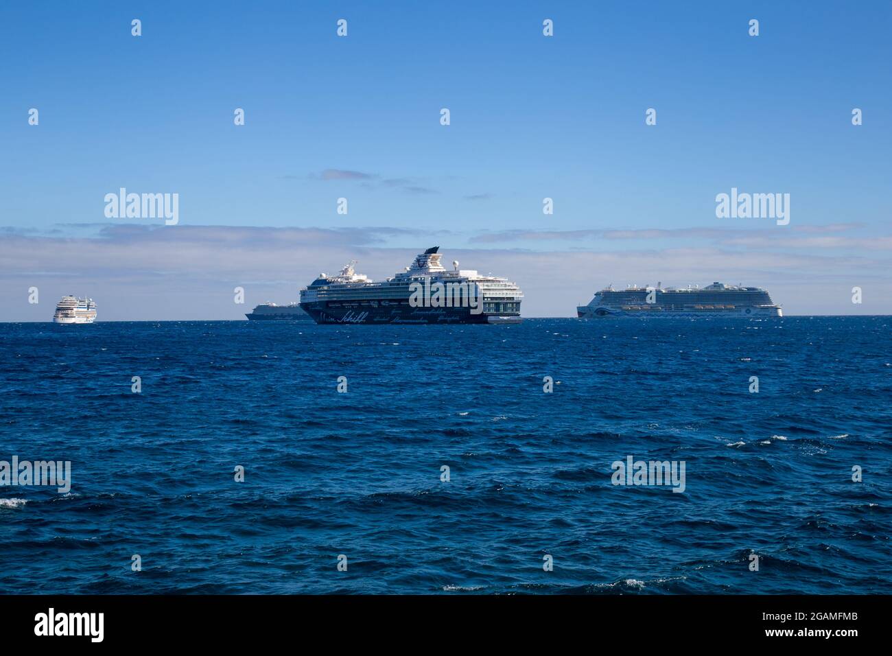 Bateau de croisière Mein Schiff Herz exploité par TUI Cruises amarré en face de Playa de las Teresitas, Santa Cruz de Tenerife, îles Canaries, Espagne Banque D'Images