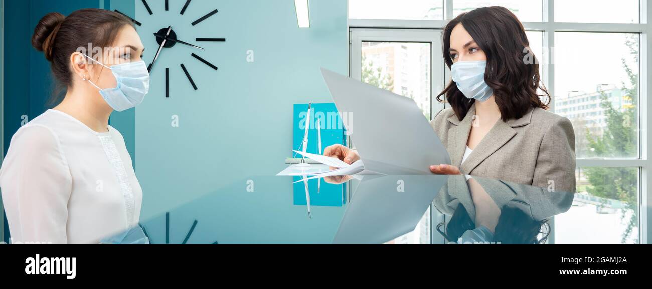 Le responsable présente le registre au client à la réception Banque D'Images