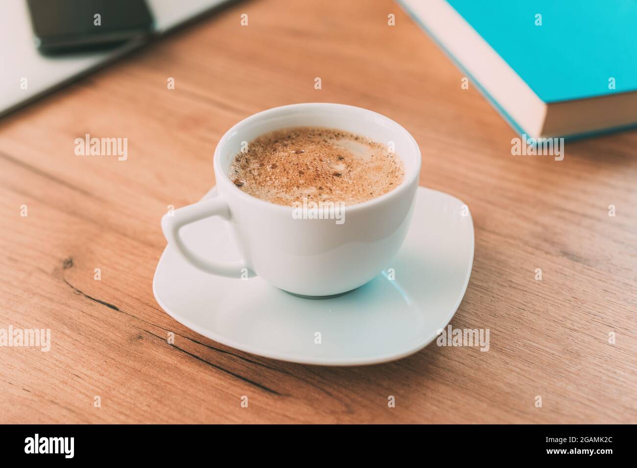 Café du matin avant de commencer le travail indépendant, tasse de café sur bureau à la maison, foyer sélectif Banque D'Images