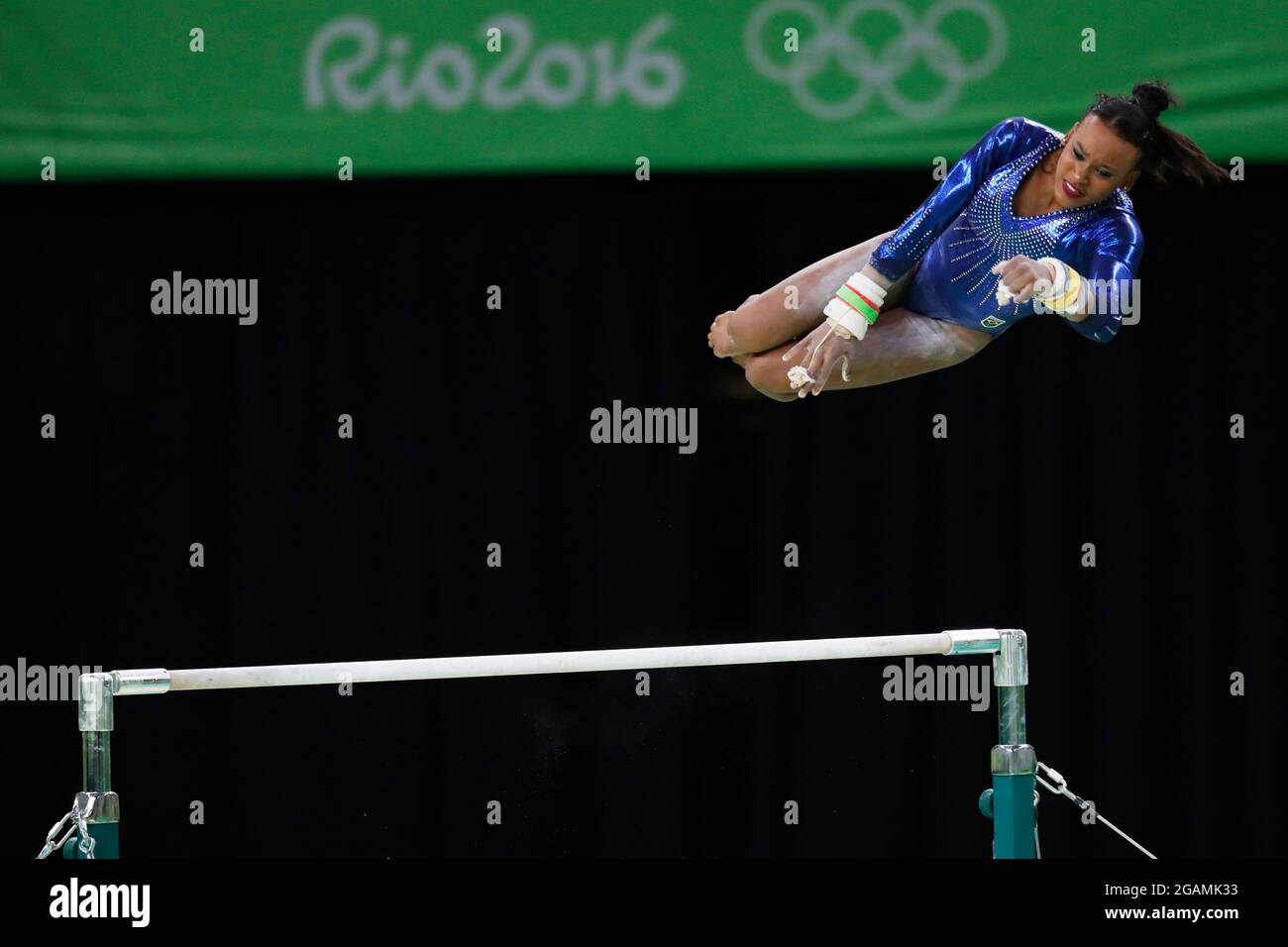 Rebeca Andrade de l'équipe Brésil à la gymnastique artistique des Jeux Olympiques d'été de Rio 2016. L'athlète brésilien effectue un exercice au sol à la médaille tout autour Banque D'Images