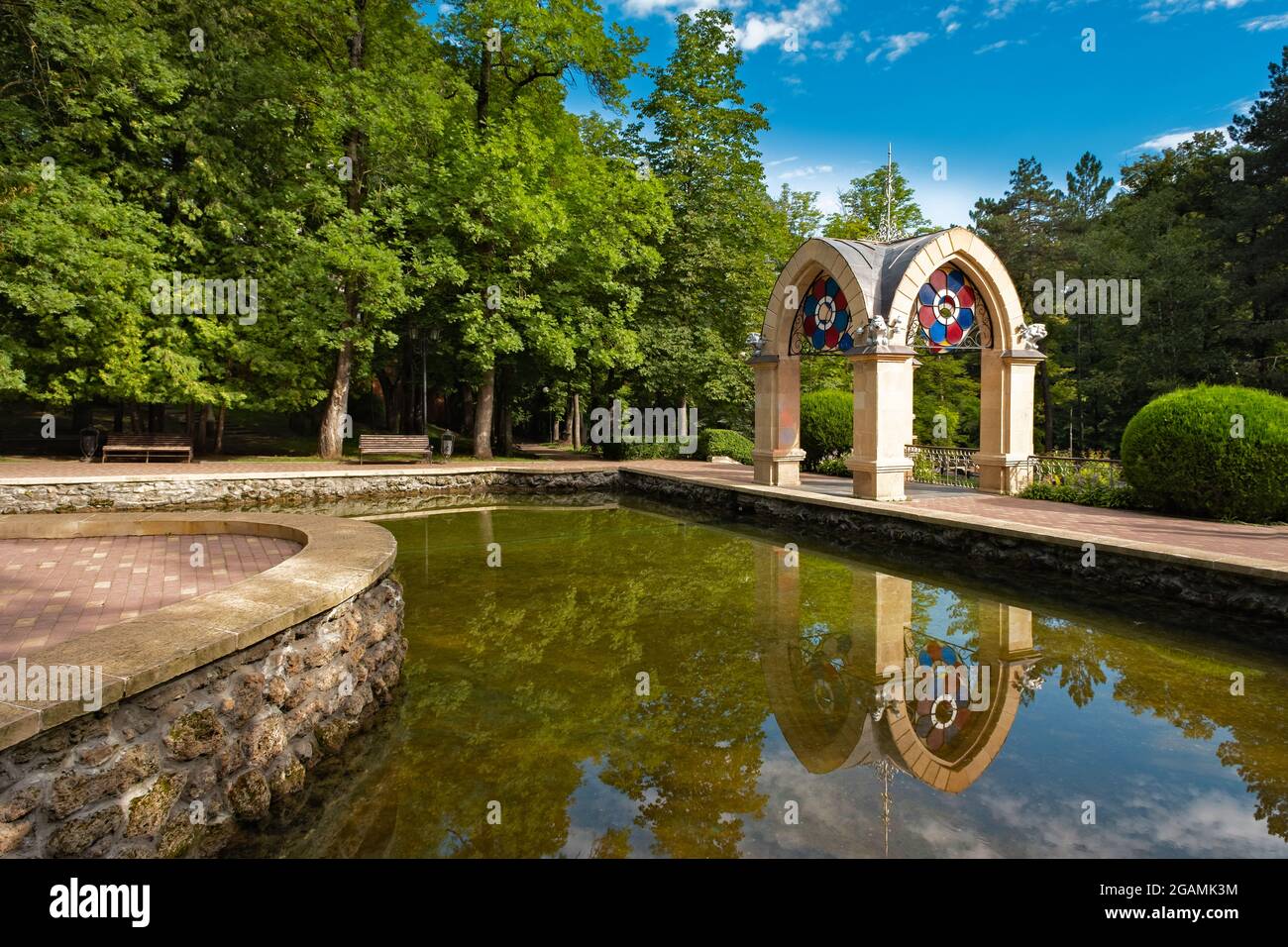 Pavillon de verre près de Mirror Pond à Kislovodsk, Russie Banque D'Images