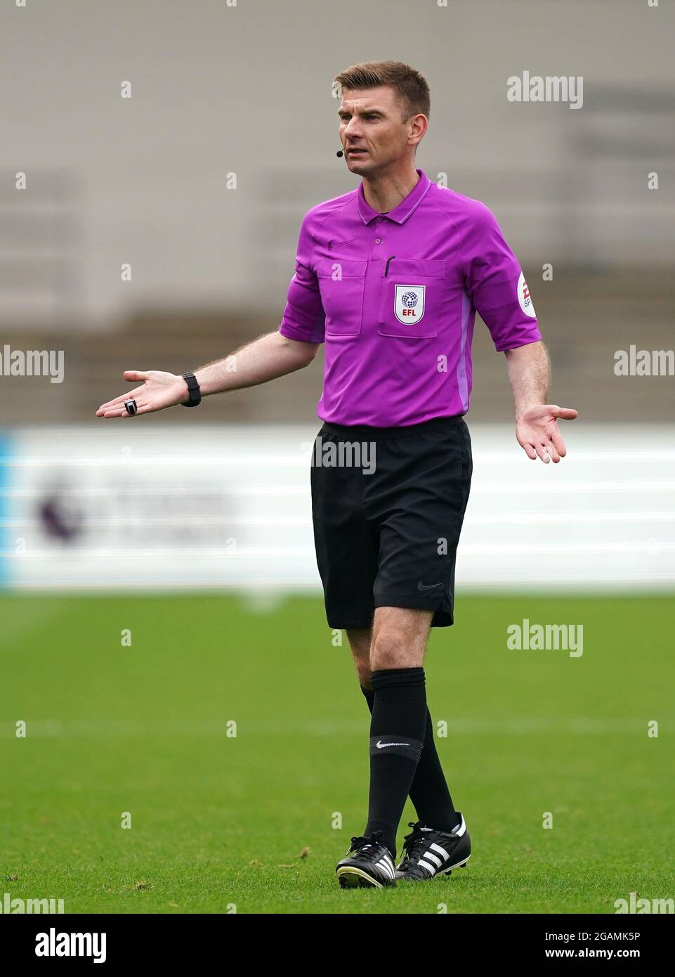Arbitre Peter Wright lors du match amical d'avant-saison au stade Academy, Manchester. Date de la photo: Samedi 31 juillet 2021. Banque D'Images