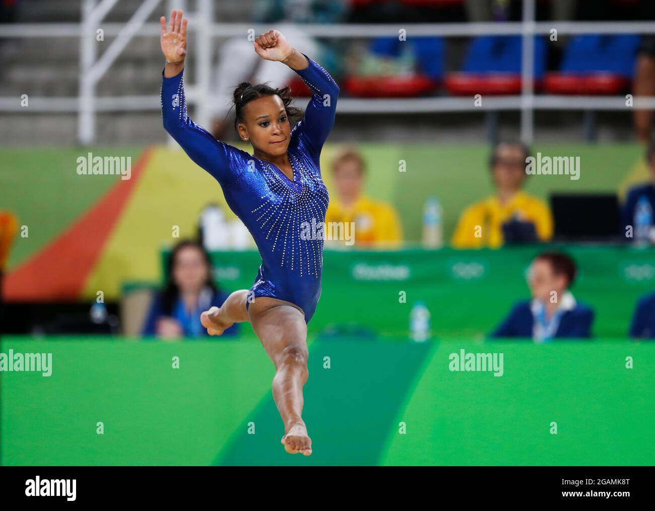 Rebeca Andrade de l'équipe Brésil à la gymnastique artistique des Jeux Olympiques d'été de Rio 2016. L'athlète brésilien effectue un exercice au sol à la médaille tout autour Banque D'Images