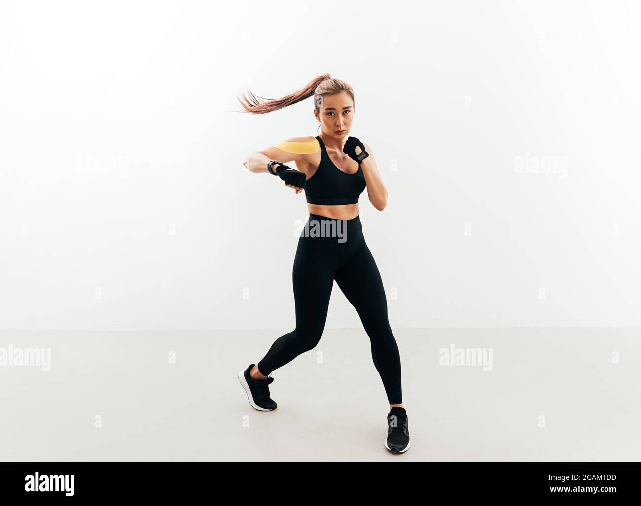 Femme en tenue de boxe Banque de photographies et d'images à haute  résolution - Alamy