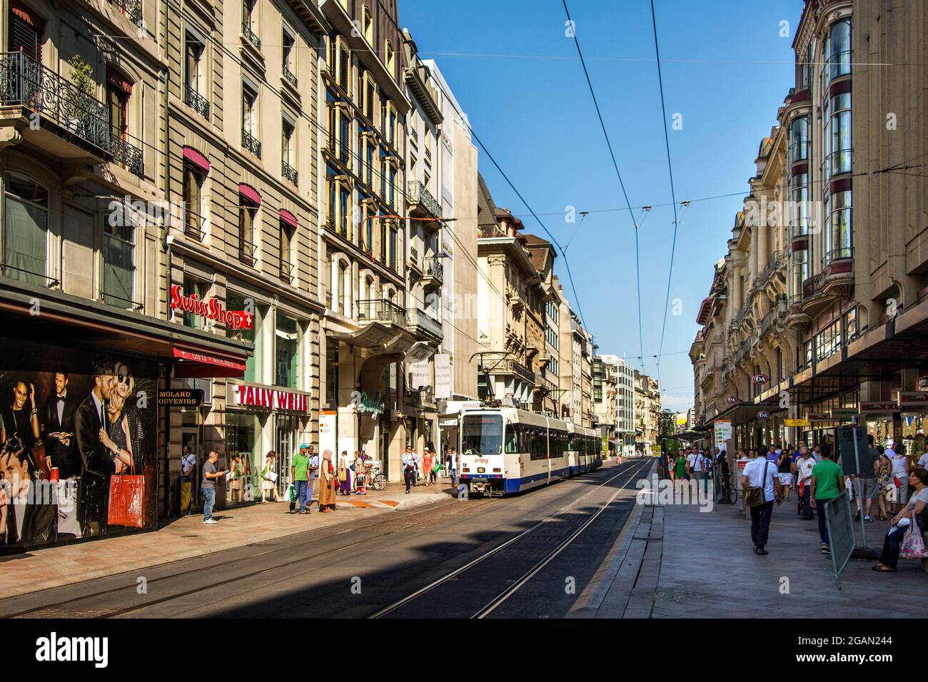 Flâner le long de la rue de la Croix d'Or met en valeur la vie vibrante à Genève, en Suisse par une journée ensoleillée, Suisse Banque D'Images