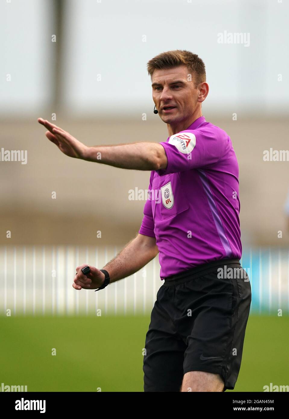 Arbitre Peter Wright lors du match amical d'avant-saison au stade Academy, Manchester. Date de la photo: Samedi 31 juillet 2021. Banque D'Images