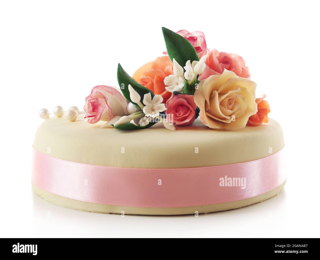 Gateau Avec Des Fleurs De Pate De Sucre Isole Sur Blanc Photo Stock Alamy