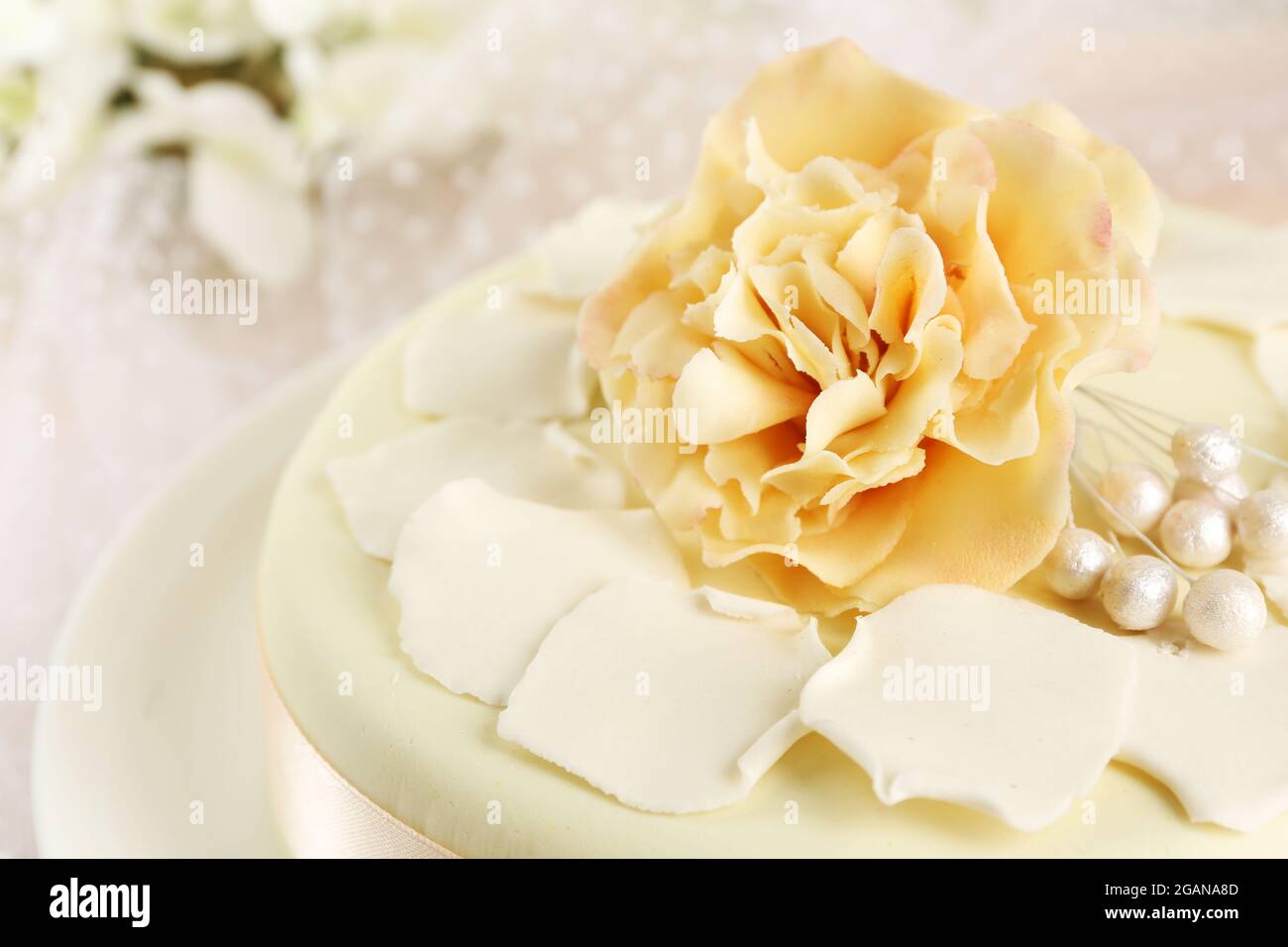Gateau Avec Des Fleurs De Pate De Sucre Sur Fond Clair Photo Stock Alamy