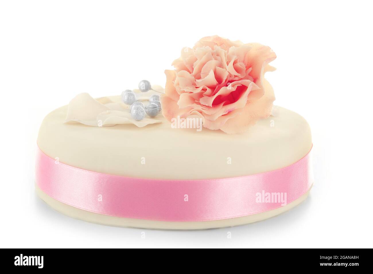 Gateau Avec Des Fleurs De Pate De Sucre Isole Sur Blanc Photo Stock Alamy