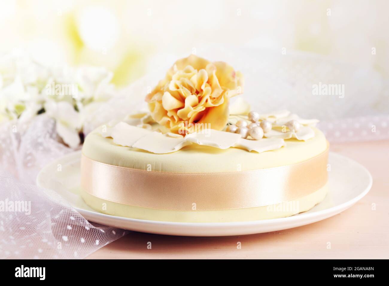 Gateau Avec Des Fleurs De Pate De Sucre Sur Fond Clair Photo Stock Alamy