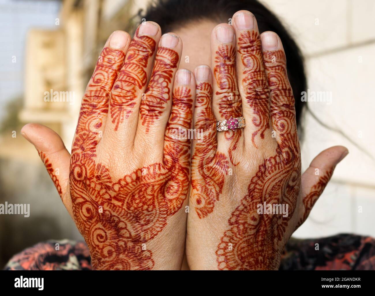 Le henné a conçu les mains d'une femme d'âge moyen. Banque D'Images