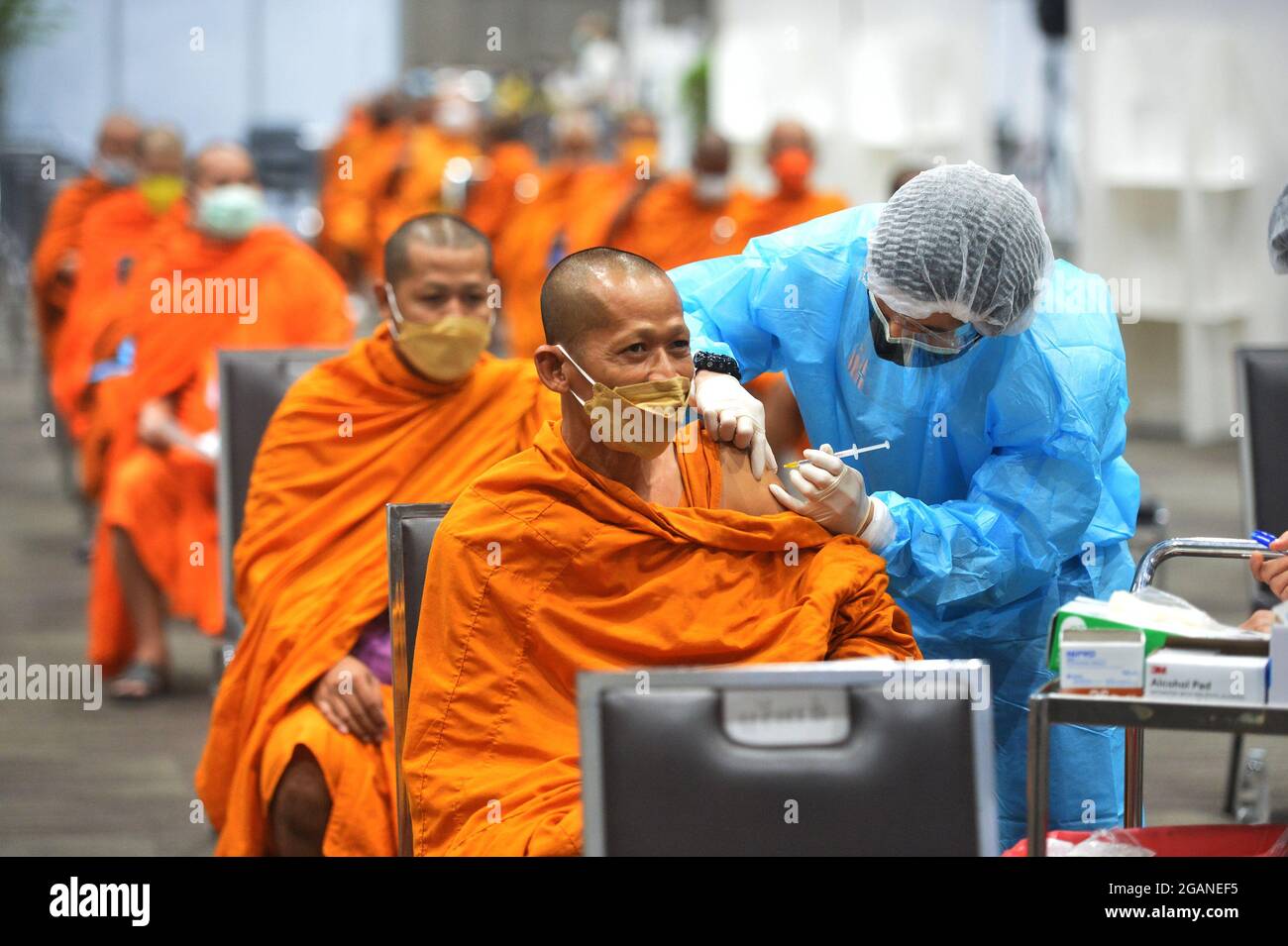 Bangkok, Thaïlande. 31 juillet 2021. Un bouddhiste thaïlandais reçoit une dose du vaccin COVID-19 à Bangkok, en Thaïlande, le 31 juillet 2021. Les cas et les décès quotidiens de la Thaïlande COVID-19 ont tous deux établi des records samedi à nouveau, alors que le pays combat sa pire vague d'infections provoquées par la variante très contagieuse de Delta. Credit: Rachen Sageamsak/Xinhua/Alay Live News Banque D'Images