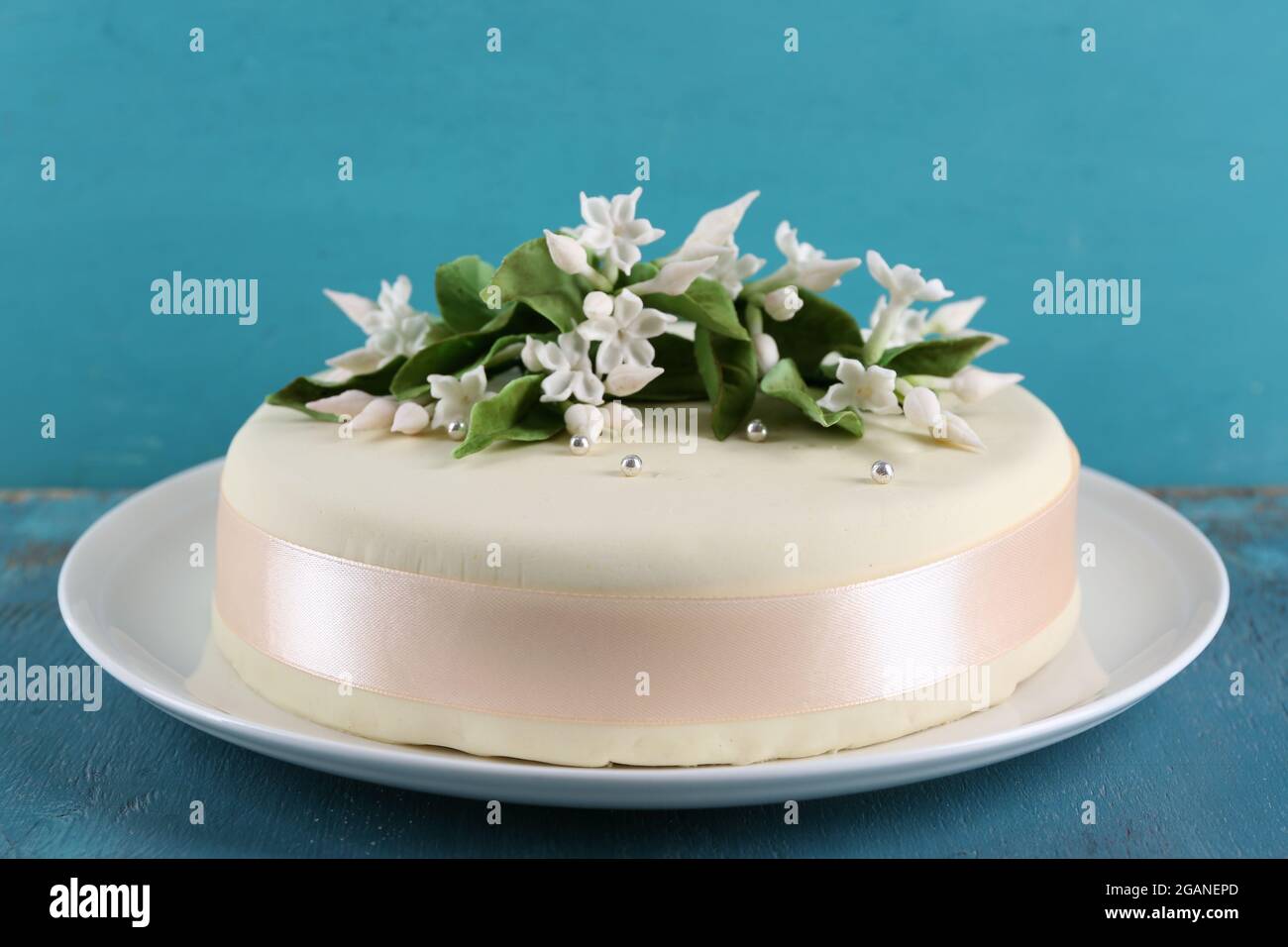 Gateau Avec Des Fleurs De Pate De Sucre Sur Fond En Bois Couleur Photo Stock Alamy
