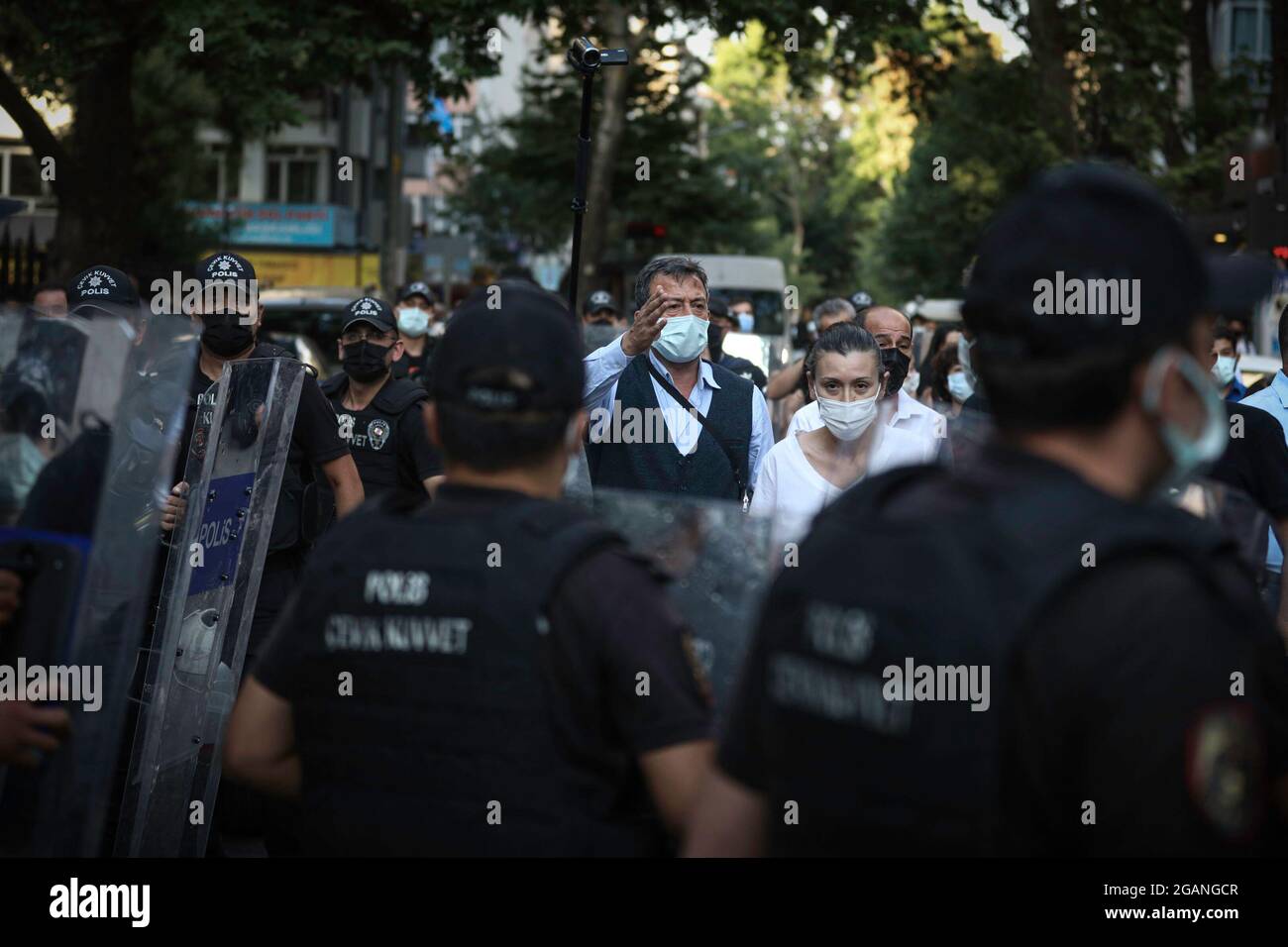 Ankara, Turquie. 31 juillet 2021. Les manifestants font face aux policiers pendant la manifestation. 7 personnes ont perdu la vie lors d'une attaque armée contre une maison dans le district de Meram de Konya, le 30 juillet. Le Parti démocratique des peuples (HDP) pro-kurde a déclaré sur son compte Twitter que l'attaque visait les Kurdes. Le HDP a lancé un appel à manifestation dans les grandes villes de Turquie le 31 juillet. La police n'a pas autorisé la manifestation à Ankara en raison des mesures de la COVID-19. Crédit : SOPA Images Limited/Alamy Live News Banque D'Images