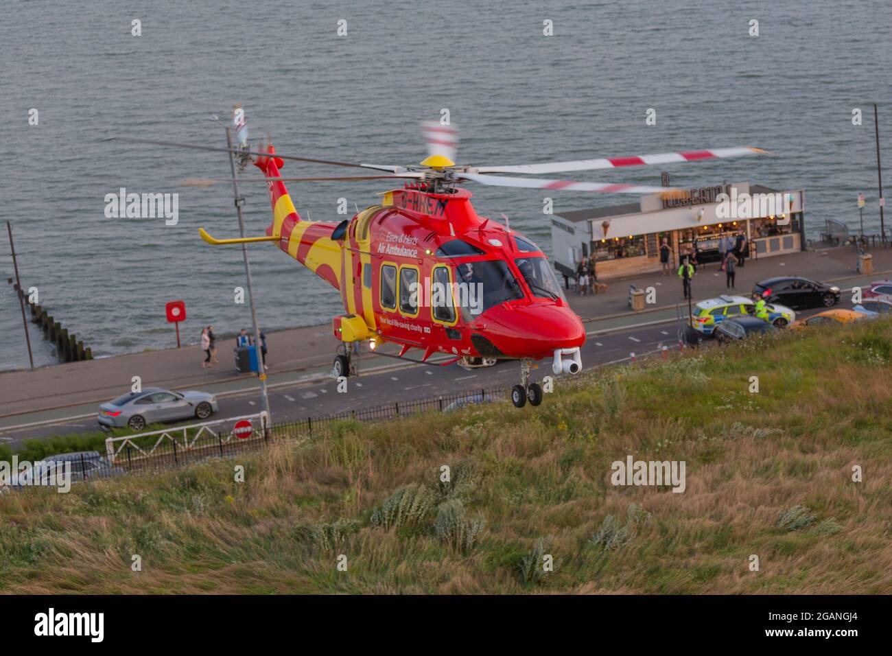 Southend-on-Sea, Royaume-Uni. 31 juillet 2021. L'ambulance aérienne Essex & Herts atterrit près du front de mer à Southend-on-Sea, au Royaume-Uni, pour assister à un incident d'urgence. Penelope Barritt/Alamy Live News Banque D'Images