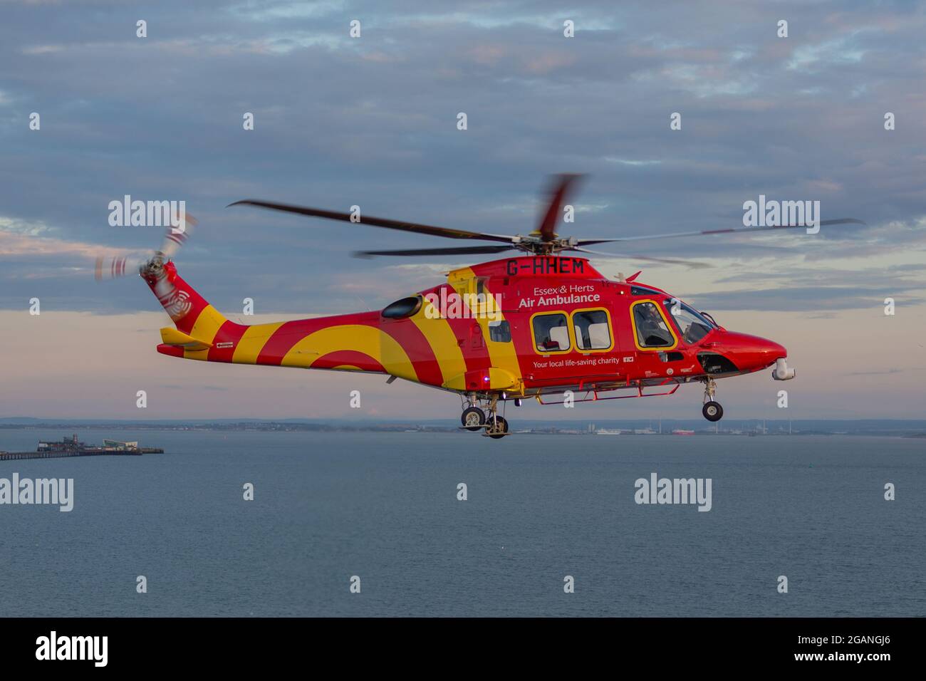 Southend-on-Sea, Royaume-Uni. 31 juillet 2021. L'ambulance aérienne Essex & Herts atterrit près du front de mer à Southend-on-Sea, au Royaume-Uni, pour assister à un incident d'urgence. Penelope Barritt/Alamy Live News Banque D'Images