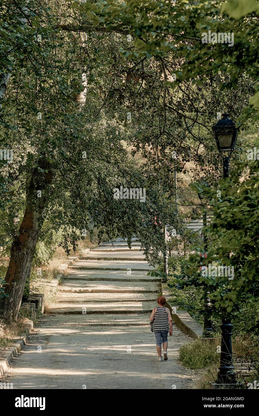 Les gens qui marchent à travers le paysage spectaculaire du chemin piétonnier du Hoz del Río Jucar dans la ville de Cuenca, Castille la Manche, Espagne, Banque D'Images