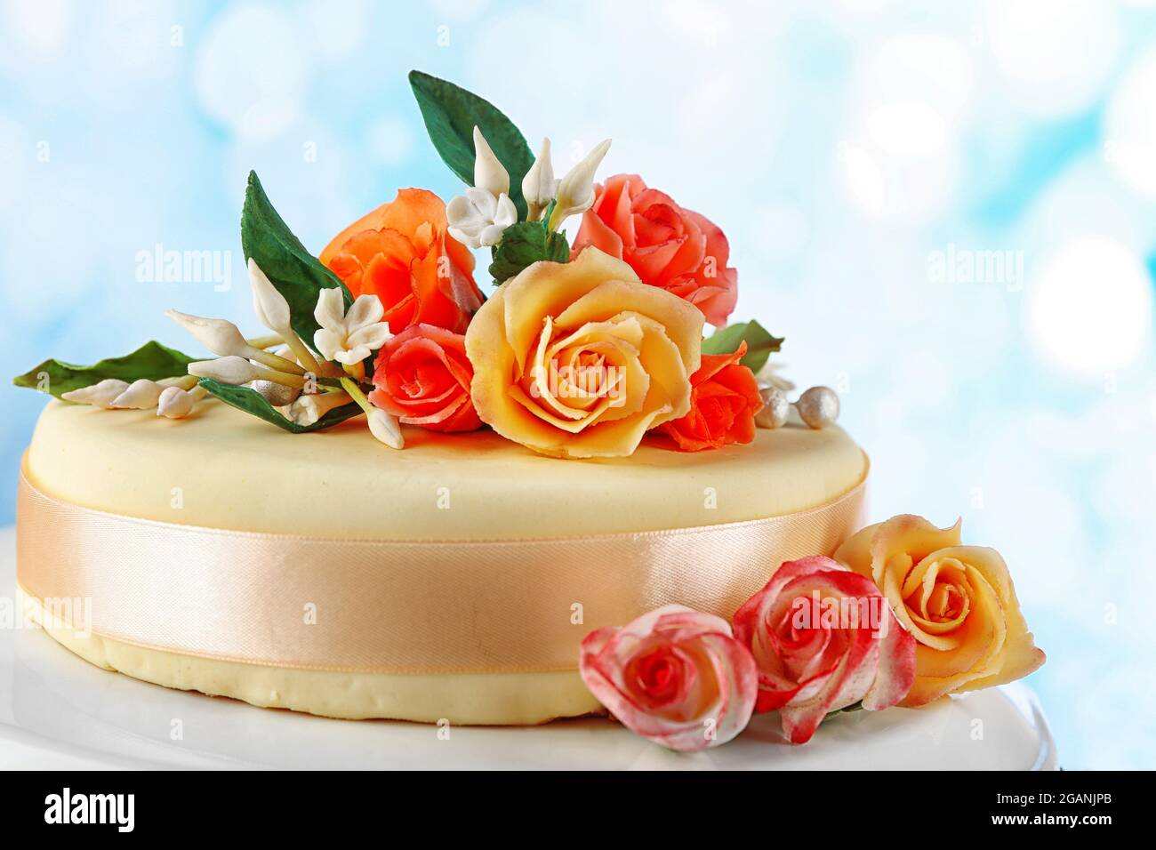 Gateau Avec Des Fleurs De Pate De Sucre Sur Fond Clair Photo Stock Alamy