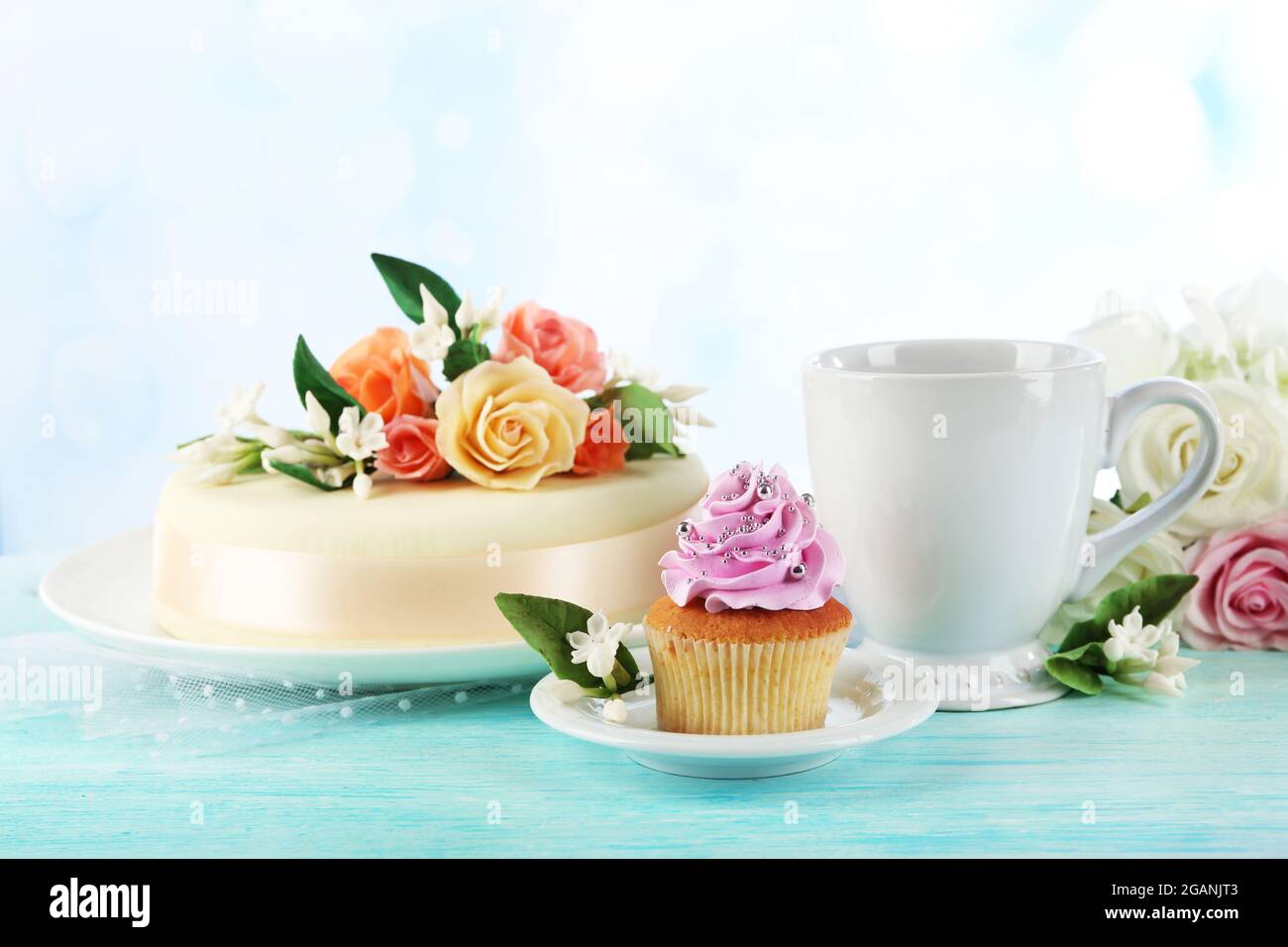 Gateau Avec Des Fleurs De Pate De Sucre Et Cupcake Sur Fond Clair Photo Stock Alamy