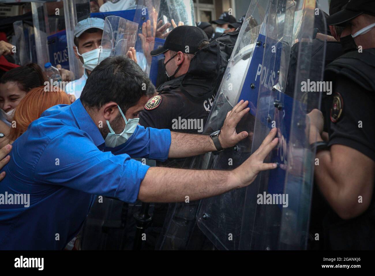 Ankara, Turquie. 31 juillet 2021. Les manifestants font face aux policiers pendant la manifestation. 7 personnes ont perdu la vie lors d'une attaque armée contre une maison dans le district de Meram de Konya, le 30 juillet. Le Parti démocratique des peuples (HDP) pro-kurde a déclaré sur son compte Twitter que l'attaque visait les Kurdes. Le HDP a lancé un appel à manifestation dans les grandes villes de Turquie le 31 juillet. La police n'a pas autorisé la manifestation à Ankara en raison des mesures de la COVID-19. (Photo de Tunahan Turhan/SOPA Images/Sipa USA) crédit: SIPA USA/Alay Live News Banque D'Images