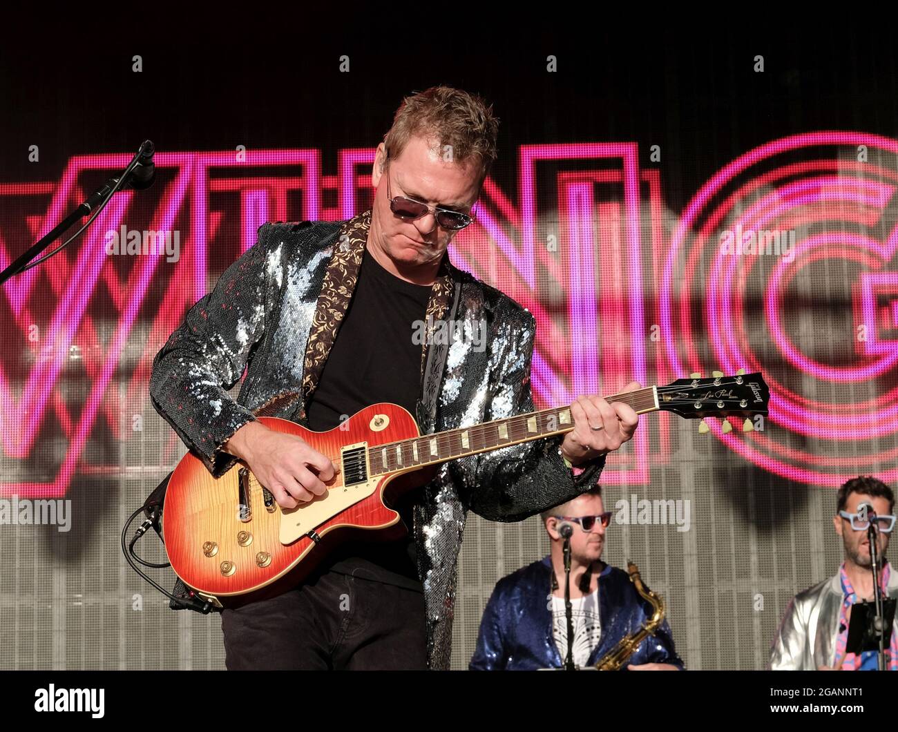 Lulworth, Royaume-Uni. 31 juillet 2021. Nathan King, guitariste du groupe britannique New Wave des années 1980, Level 42, se joue pendant le Camp Bestival à Lulworth. Crédit : SOPA Images Limited/Alamy Live News Banque D'Images