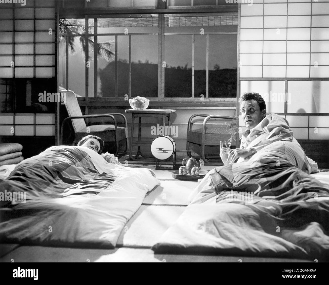 Teresa Wright, Cameron Mitchell, sur le tournage du film, « escapade au Japon », RKO Pictures, 1957 Banque D'Images