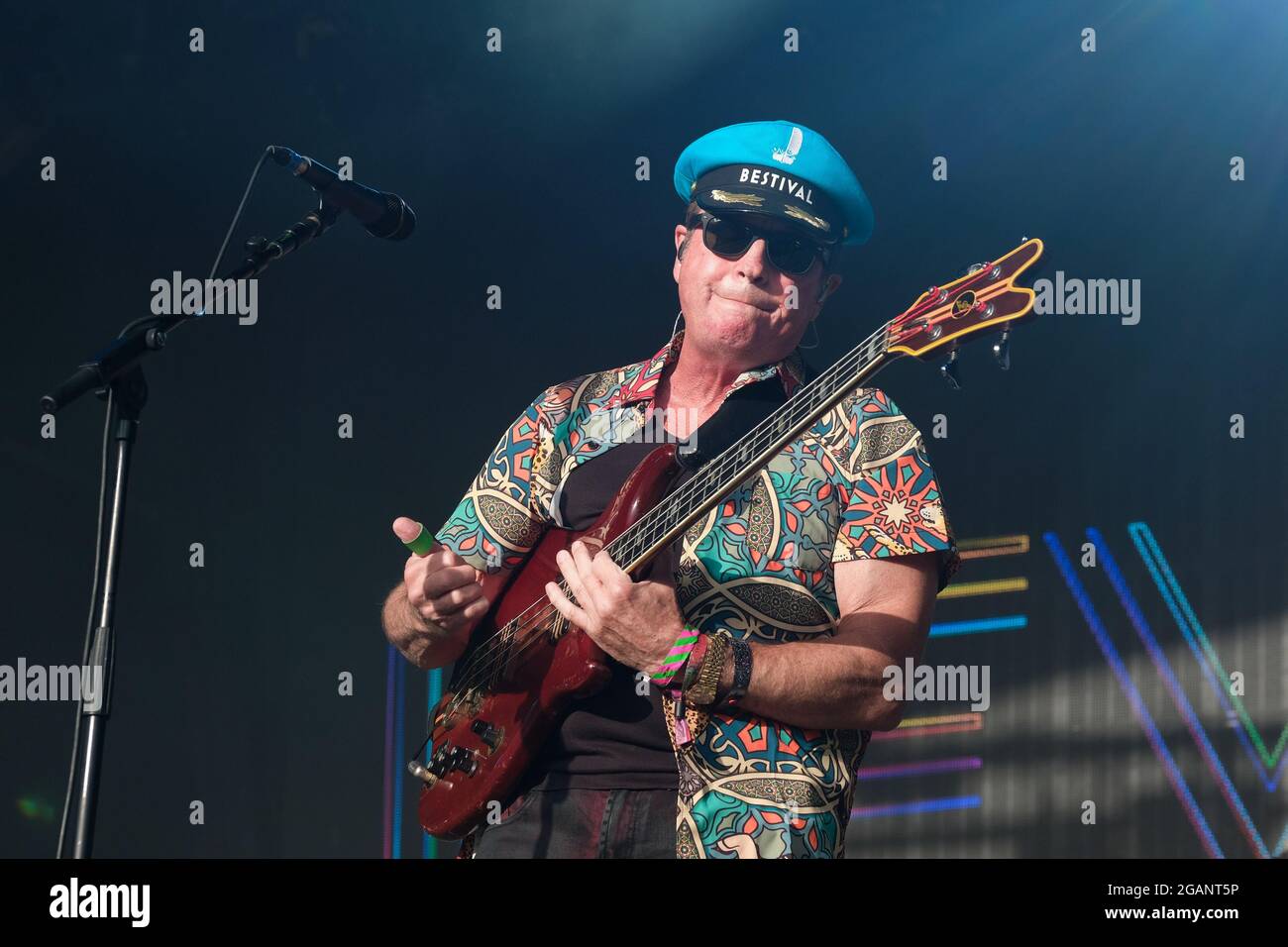 Lulworth, Royaume-Uni. 31 juillet 2021. Mark King chanteur et guitariste avec le groupe britannique New Wave des années 1980 Level 42 se produire pendant le Camp Bestival à Lulworth. (Photo par Dawn Fletcher-Park/SOPA Images/Sipa USA) crédit: SIPA USA/Alay Live News Banque D'Images