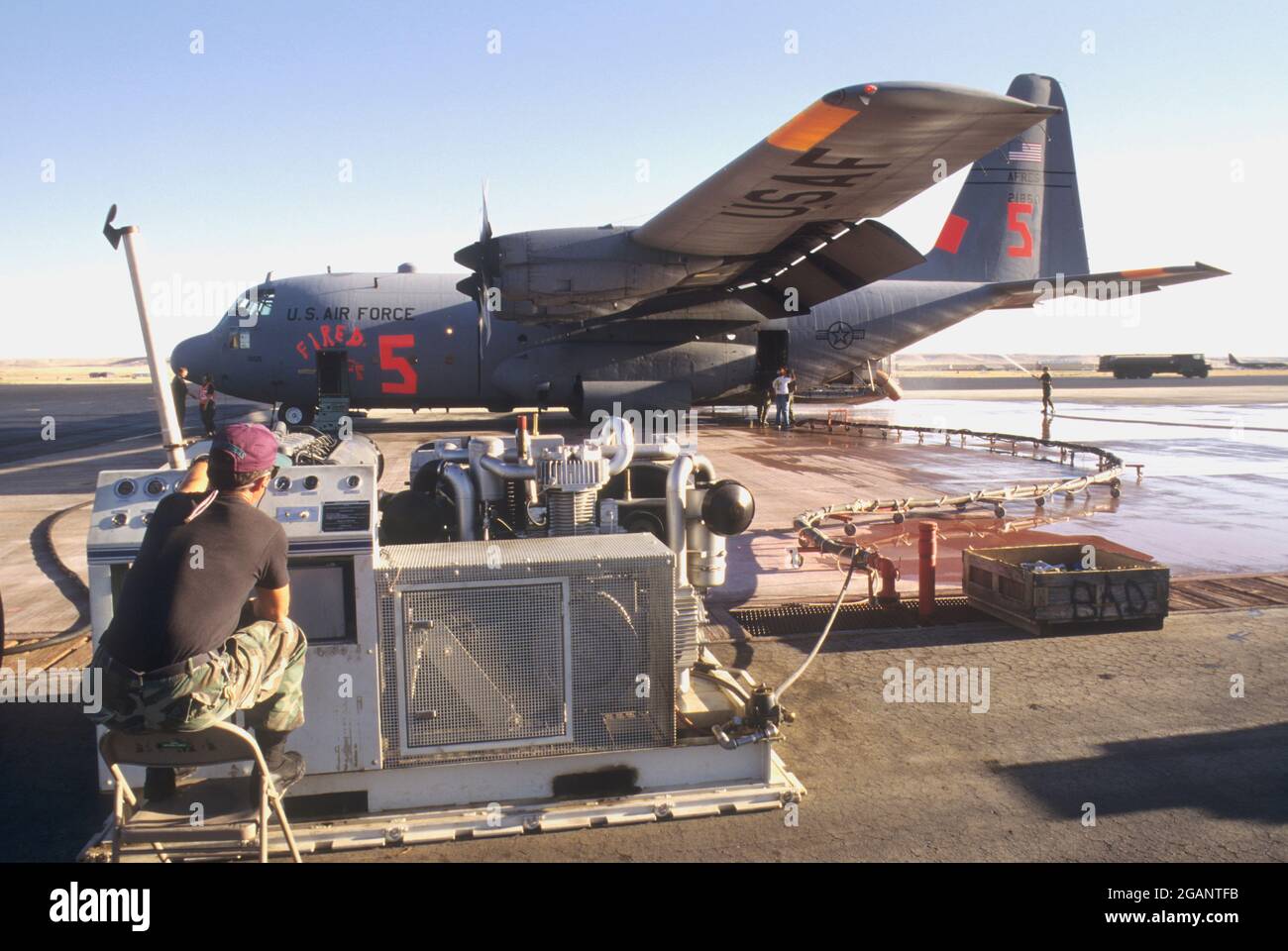 Chargement d'un avion C-130 avec produit ignifuge au National Interagency Fire Center (NIFC) de Boise Idaho USA Banque D'Images