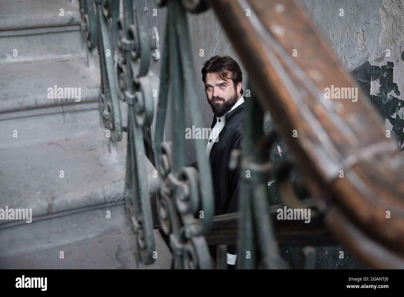 Portrait d'un homme regardant à travers la balustrade Banque D'Images