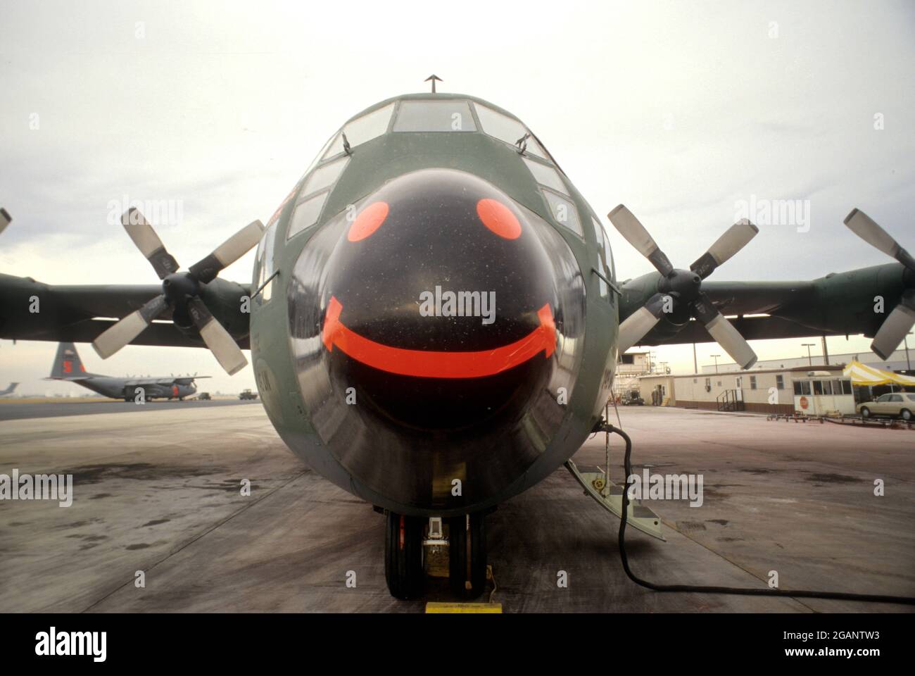 Lockheed C-130 Hercules Air Tanker (avec le visage smiley sur le nez) utilisé dans les combats d'incendie au National InterAgency Fire Center (NIFC) à Boise ID USA Banque D'Images