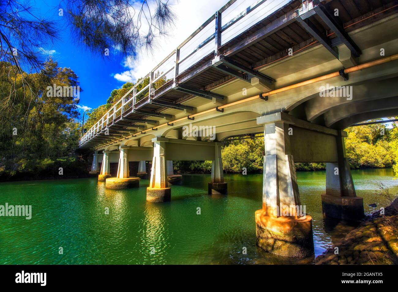 Sous-ventre d'un pont historique traversant la rivière Lane Cove dans le parc national urbain de Sydney, en Australie. Banque D'Images