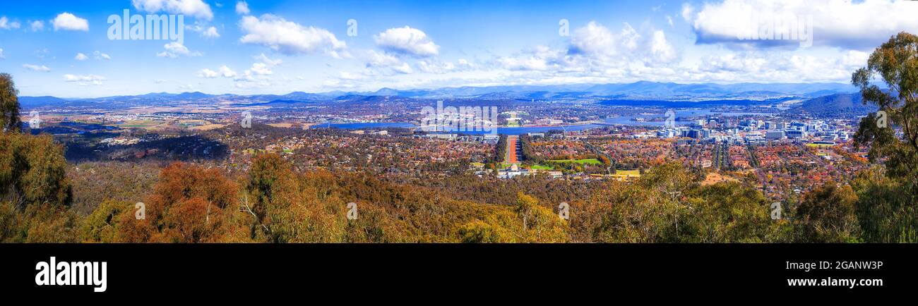 Large panorama sur le territoire de la capitale australienne - Canberra ville sur les rives du lac Burley Griffin par une journée ensoleillée. Banque D'Images