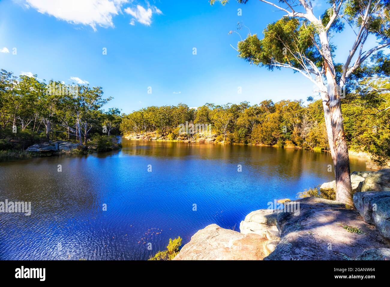 Rochers de grès sur le bord de mer du lac Parramatta par une journée ensoleillée - réserve naturelle du Grand sydney. Banque D'Images