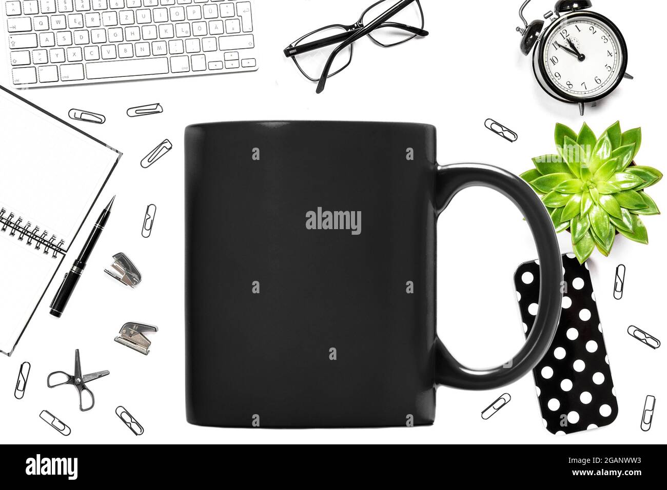 Maquette tasse noire. Fournitures scolaires de bureau sur fond blanc Banque D'Images