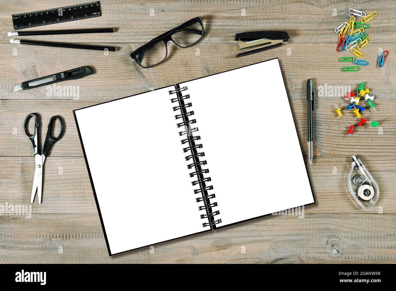Ouvrir la maquette de livre de bague. Fournitures de bureau, de collège et d'école sur fond de table en bois Banque D'Images