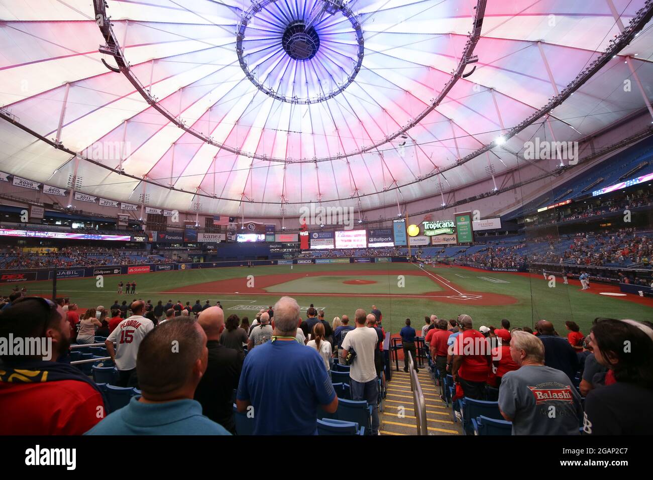Saint-Pétersbourg, Floride. USA; UNE vue générale du stade au chant de l'hymne national lors d'un match de base-ball de ligue majeure entre le Tampa Ba Banque D'Images