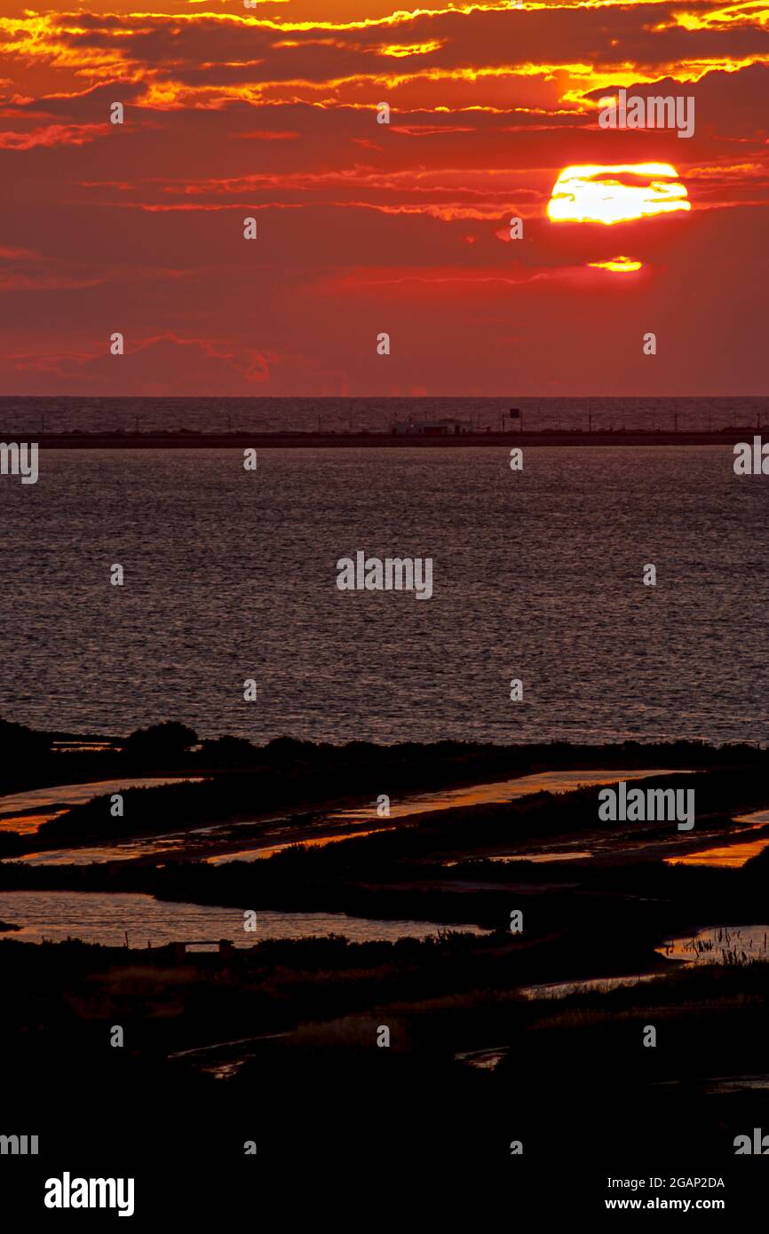 Magnifique coucher de soleil sur la plage de cortadura sur Cadix, Espagne Banque D'Images
