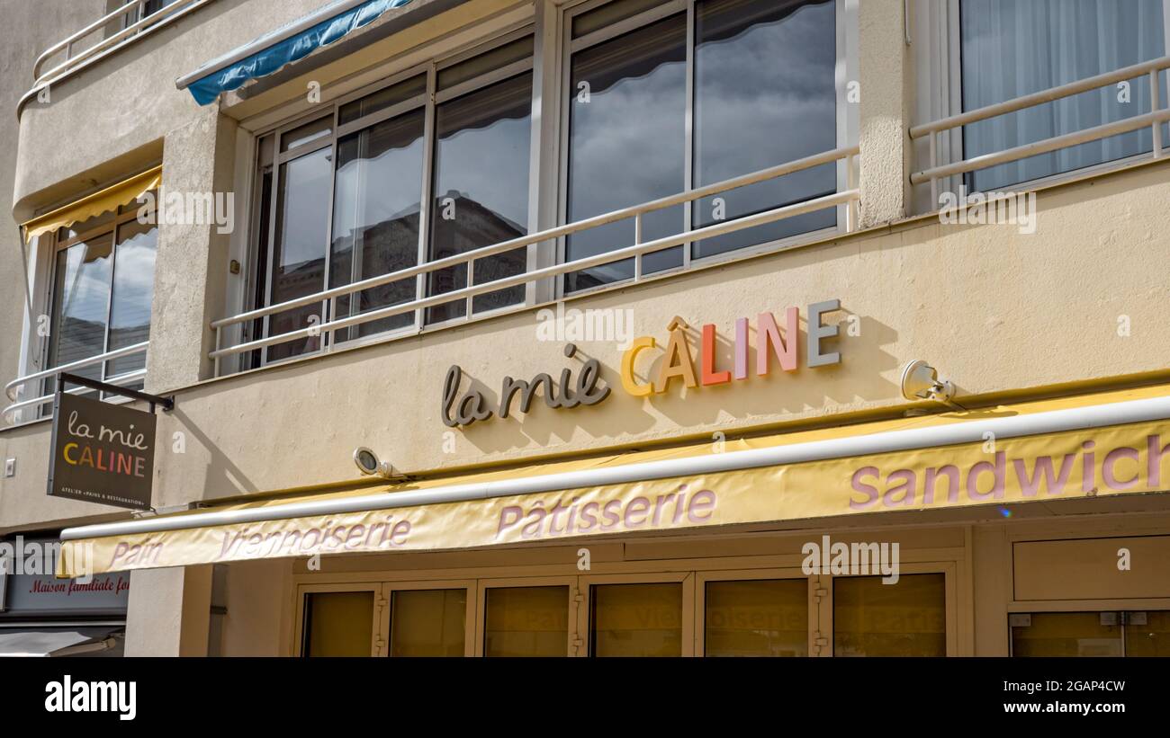 PORNIC, FRANCE - 08 juillet 2021 : la boutique LA MIE CALINE, une marque célèbre pour le pain frais et les délicieux sandwichs français à Pornic, France Banque D'Images